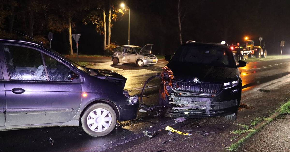 Ongeval met drie autos bij Delden, slachtoffer uit wrak geknipt door brandweer.