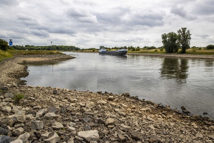 Laag water in de IJssel: Rijkswaterstaat stelt mogelijk eenrichtingsverkeer in omdat de vaargeul steeds ondieper wordt.