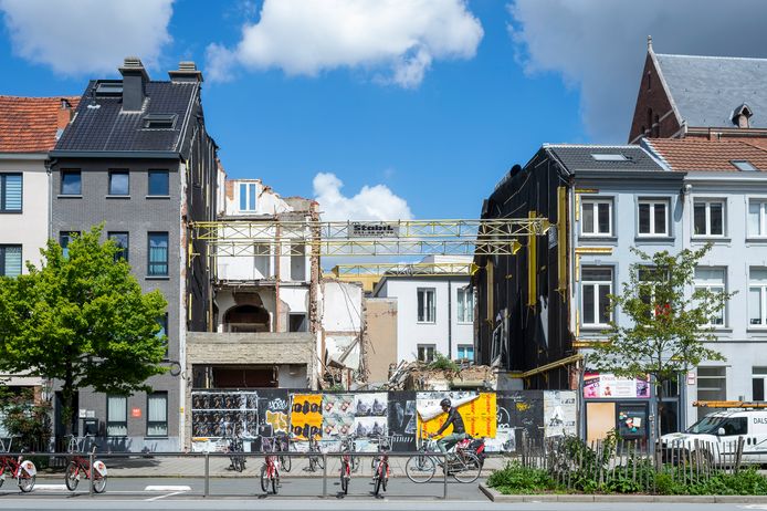 De restanten na de gas ontploffing op de Paardenmarkt in Antwerpen.