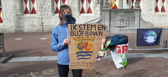 Irene Fierloos uit Goes neemt deel aan de klimaatalarm-demonstratie op de Middelburgse markt