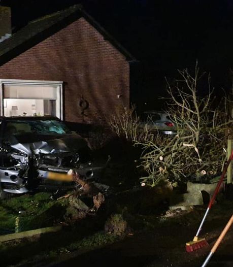 Auto eindigt in Giessenburgse voortuin bij nachtelijk ongeval
