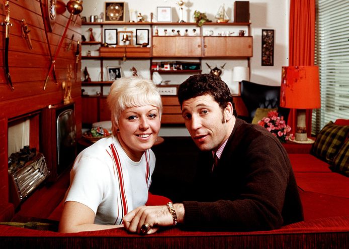 Tom Jones en zijn vrouw Linda in 1967.