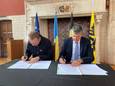 MECHELEN - Mechelse burgemeester Bart Somers en zijn Oekraïense collega Andriy Sadovyi zetten hun handtekening en officialiseren de verzustering.