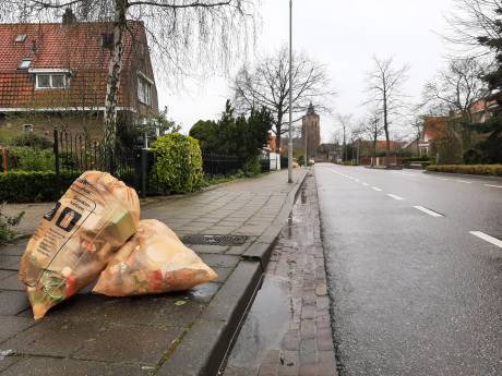De oranje zak met plastic aan de weg bevalt in Reimerswaal 