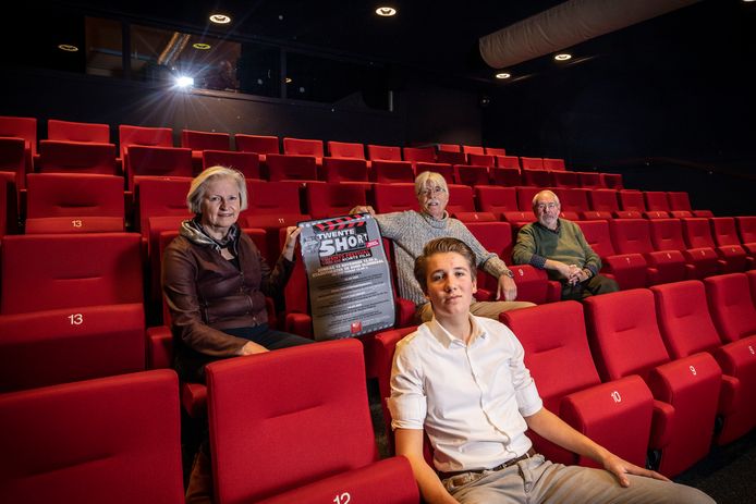 De organisatie van Twente Short is klaar voor de lustrumeditie van het Twents Festival van de Korte Film in theater De Bond. Achterste rij van links af: Liesbeth Dales, Simon Schutte en Rob Hoftijzer. Op de voorgrond Olivier Zwijnenberg.
