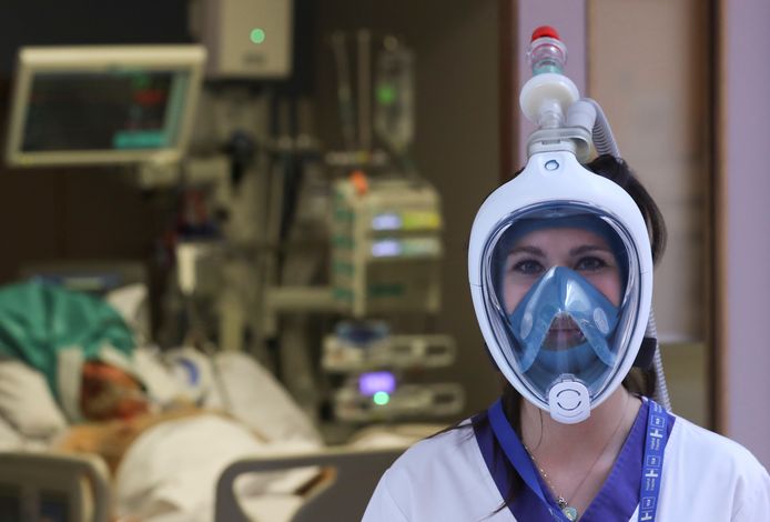 Een verpleegster met het aangepaste snorkelmasker van sportketen Decathlon.