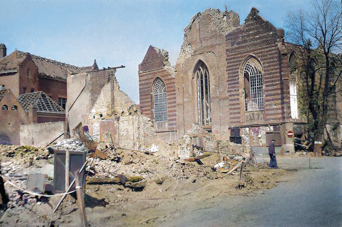 De zwaar beschadigde Catharinakerk na de bombardementen op Doetinchem van 19, 21 en 23 maart 1945. In het Amphion worden dinsdag 21 maart de bombardementen op de binnenstad van eind maart 1945 herdacht in Doetinchem.