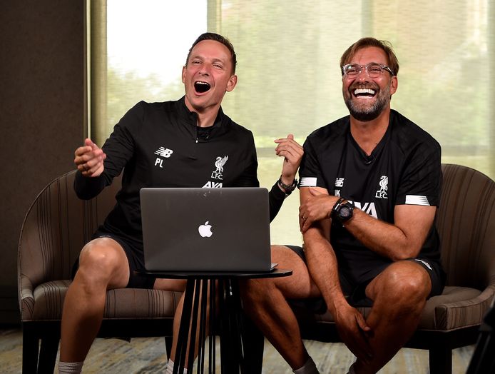 Jürgen Klopp en Pepijn Lijnders komen niet meer bij van het lachen.