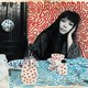 De Japanse kunstenaar Yayoi Kusama ‘had altijd een tasje bij zich met spuitbussen en gekleurde papieren stippen’