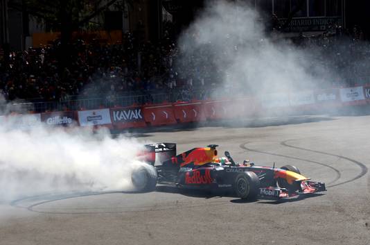 Sergio Pérez steelt al scheurend door de straten van Mexico-Stad de show.