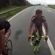Wielrenner rijdt met 124 km/u achter wagen