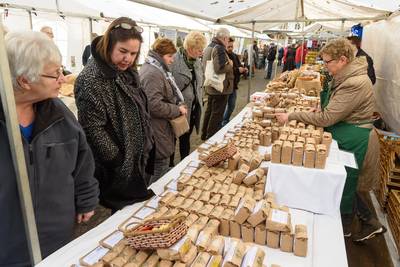 Laatste Deldense streekmarkt van het jaar in de stijl van Charles Dickens