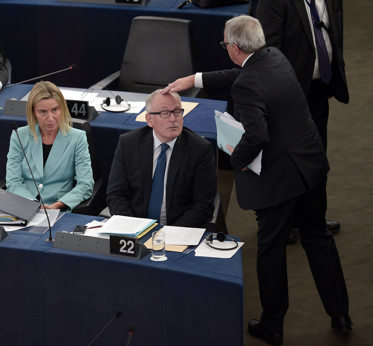 Commissievoorzitter Juncker brengt zijn vice-voorzitter Frans Timmermans in extase met een lichte aanraking van het voorhoofd. Beeld afp