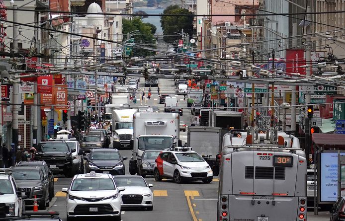 Een zelfrijdende taxi van Waymo rijdt door San Francisco. De inwoners proberen er al eens ‘op alternatieve wijze’ gebruik van te maken.