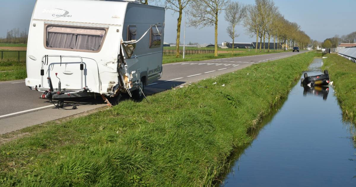 Auto belandt in sloot in Oldebroek na aanrijding met bedrijfsbus.