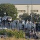 Operatie Lesbos: agenten in witte pakken begeleiden vluchtelingen ‘met zachte hand’ naar nieuw kamp