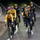 In plaats van op de fiets stappen de renners in de auto: Jumbo-Visma breekt trainingskamp af