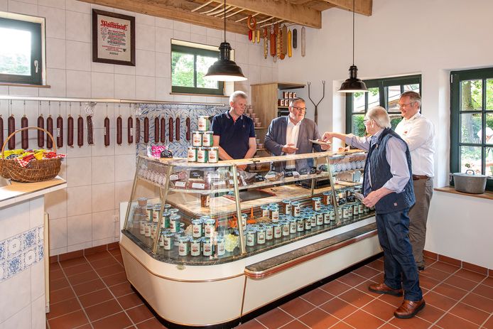 De pas geopende dorpsslagerij in de Vechtehof. Van links naar rechts: Berthold Eylering, Jörg Kantor (chef gastronomie van de dierentuin), Johann Eylering en Nils Kramer.