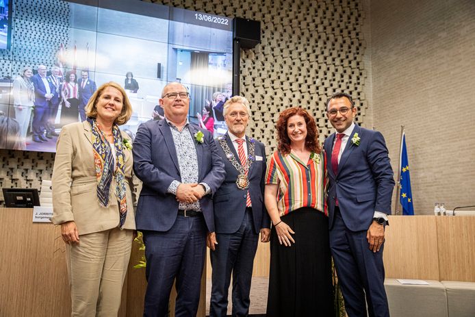 Afscheid van de wethouders Monique List, Marcel Oosterveer (links) en Renate Richters en Yasin Torunoglu (rechts) in juni. List, Oosterveer en Torunoglu kregen allemaal met het Muziekgebouw te maken.