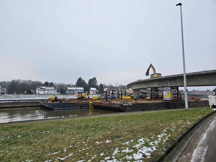 De 'bananenbrug' in Wijnegem is de laatste lage brug op het Albertkanaal die wordt afgebroken. Daarna is het mogelijk om met containerschepen met vier containers op elkaar over het Albertkanaal te varen.