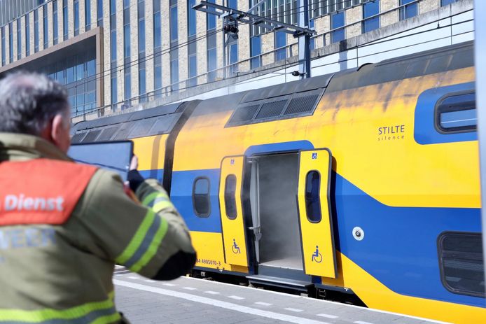 Rook bij de brand in het treinstel op Arnhem Centraal, vrijdagmiddag.
