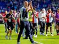 Arne Slot bedankt het publiek na de wedstrijd tegen Vitesse.
