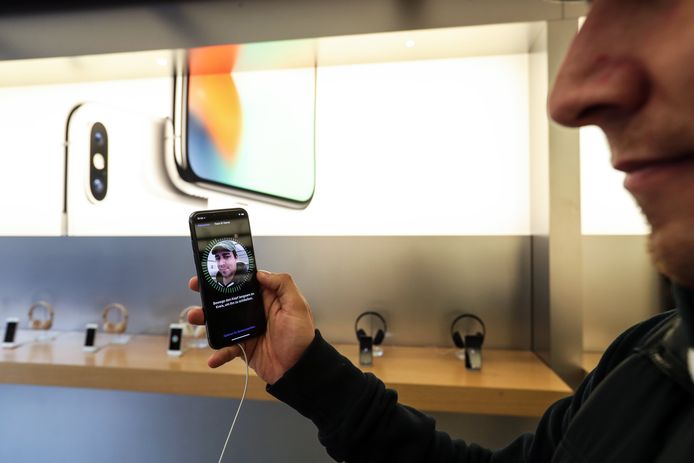 Een klant check de 'Face check' bij een nieuwe iPhone X.