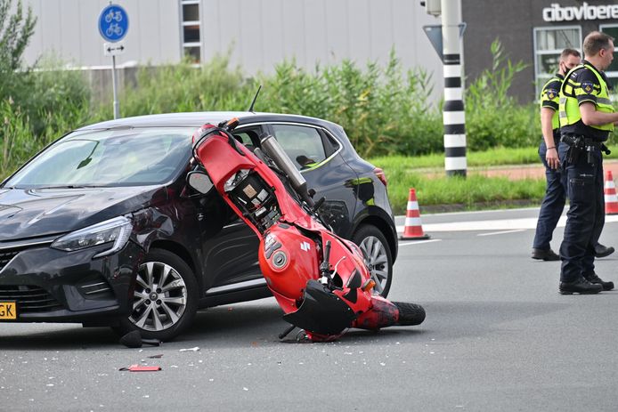 Een motorrijder is vrijdagmiddag rond 17.30 uur gewond geraakt bij een botsing met een auto op de Westerparklaan in Breda.