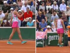 Ophef op Roland Garros: gefrustreerde speelster gooit racket weg en raakt kind ‘in gezicht’