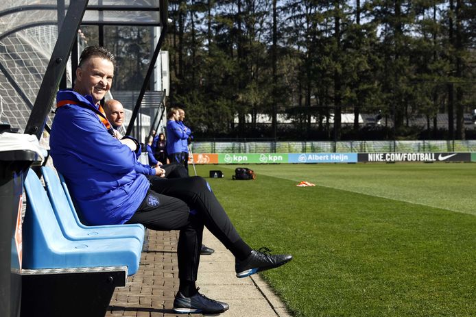 Van Gaal naast het trainingsveld in Zeist