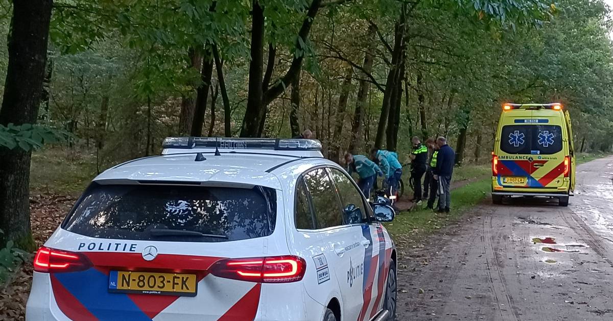 Crossfietser met spoed naar ziekenhuis na botsing met paaltje in Zelhem.