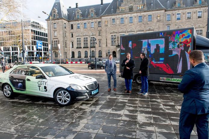Wethouder Langenberg (midden) gaf samen met Citytabs-ondernemers Nuri Cetin (links) en Maikel Coomans (rechts) het startschot voor de eerste Rotterdamse Citytabs Taxi's.