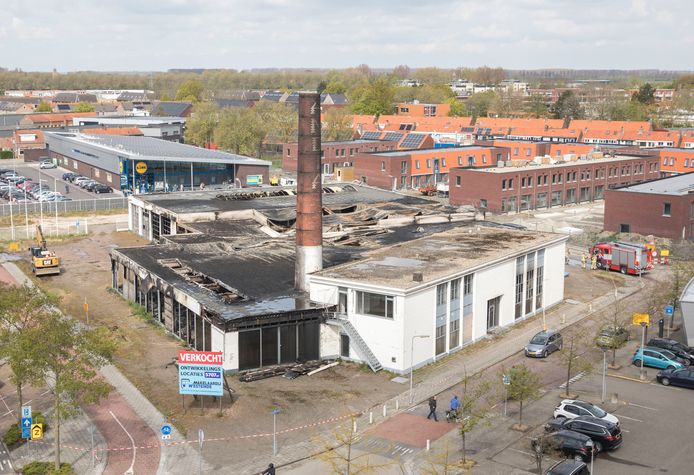 De restanten van de Renault-garage en de naastgelegen voormalige melkfabriek.