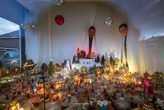 Aan de Tholenstraat in Kampen heeft Boudewijn van Oene met zoon Yannick de halve woonkamer omgetoverd tot miniatuurkerstdorp.