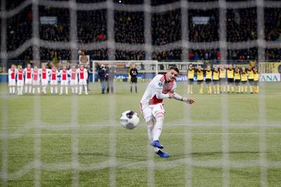 Ajax kruipt bij Roda JC door het oog van de naald in penaltyreeks