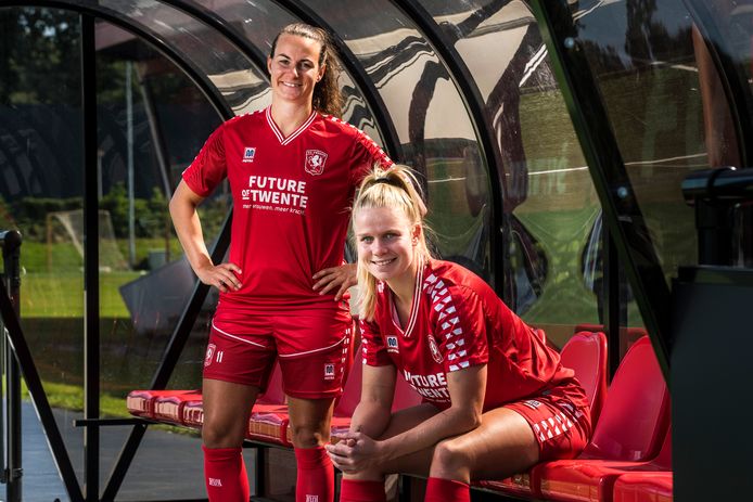 Renate Jansen en Kika van Es (zittend): de internationals van FC Twente.