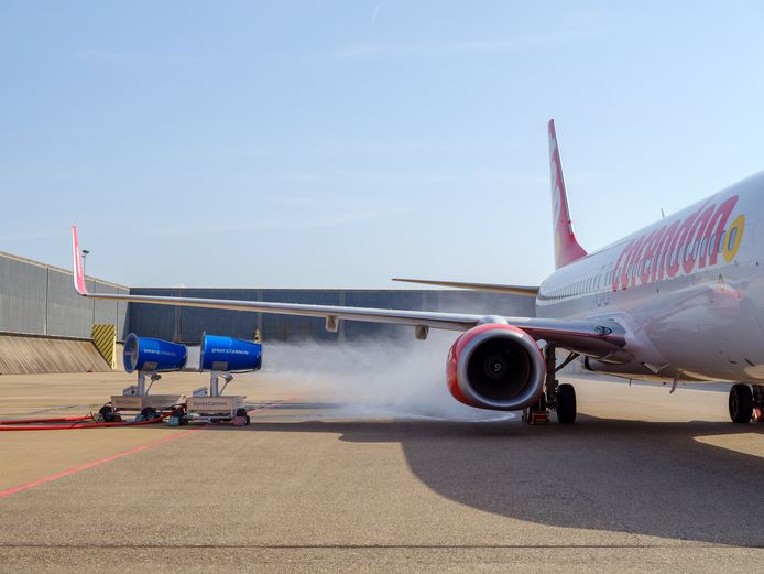 Bij een proef, dinsdag op Schiphol Oost, is bij een toestel van Corendon onderzocht of de uitstoot van ultrafijnstof beperkt kan worden met nevels waterdruppels.