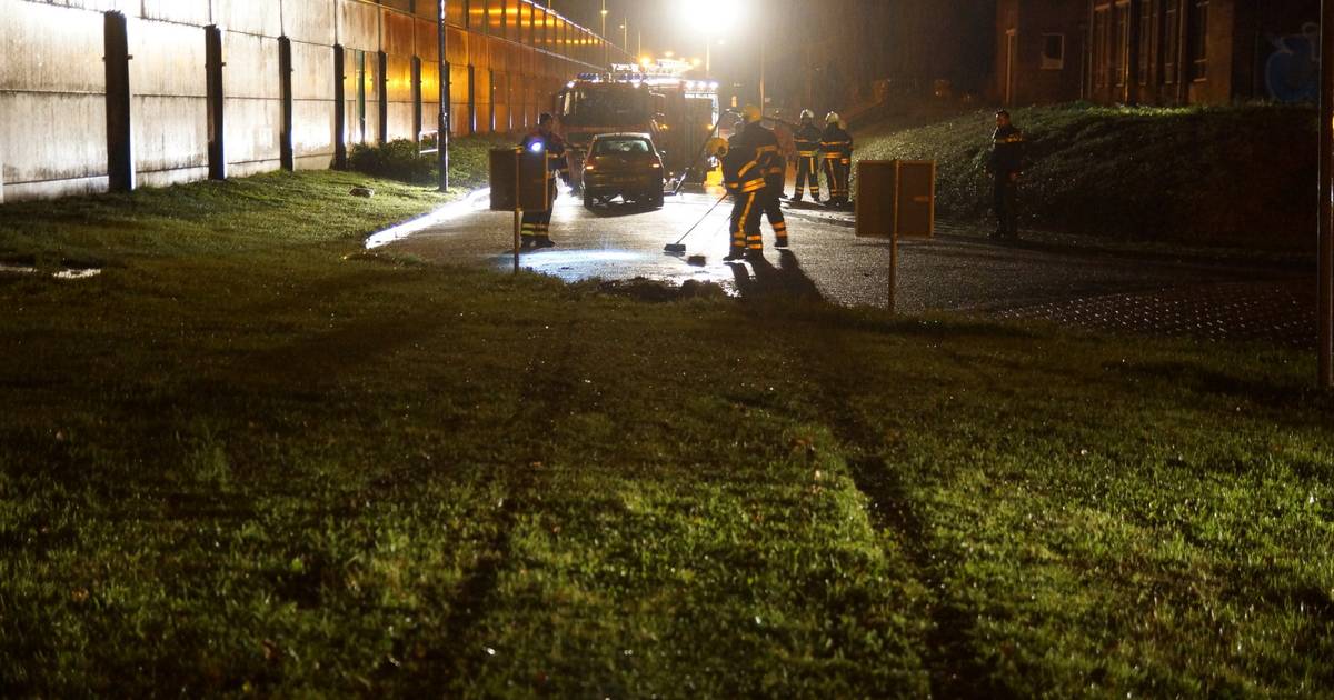 Lantaarnpaal onder auto meegesleurd bij ongeval in Waalwijk: gewonde naar ziekenhuis.