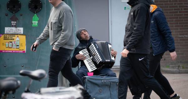 Straatmuzikant of bedelaar mag winkelstraat van Velp niet meer in