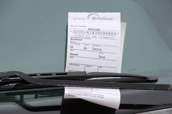 Gemeentelijke waarschuwing voor foutparkeerder op parkeervak bij laadpunt.