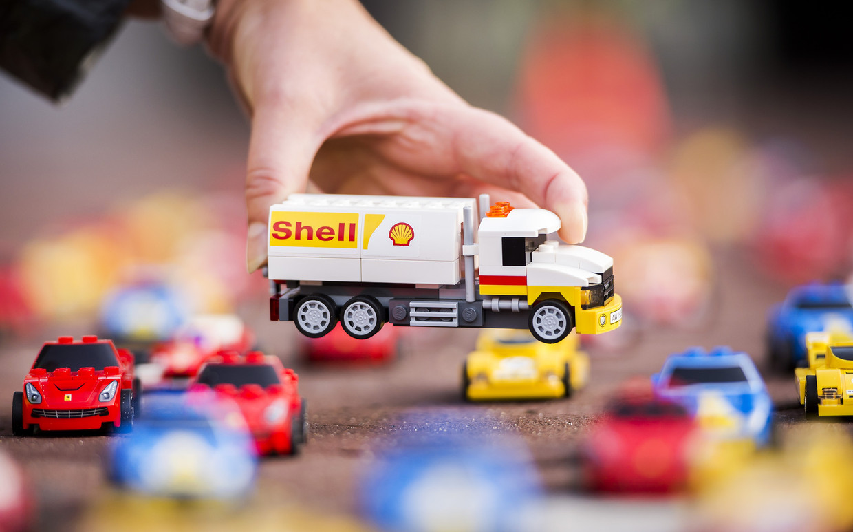 Een Lego vrachtwagenmodel met de Shell opdruk. Binnenkort zal je de samenwerkingsproducten niet meer tegenkomen in het winkelschap. Beeld anp