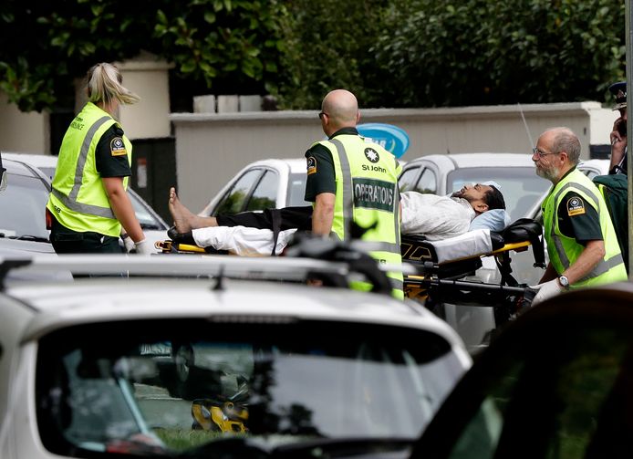 Ambulancepersoneel voert een gewonde van de schietpartij bij de moskee in Christchurch af.