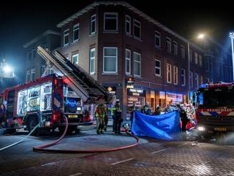 Drie personen naar het ziekenhuis na uitslaande brand in Rotterdam, twee woningen compleet verwoest