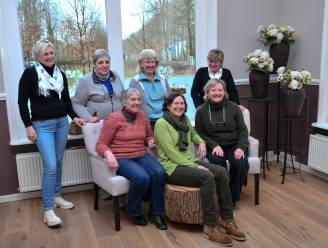 Cursisten Florist van CVO Focus zetten bloemetjes buiten in Friesland