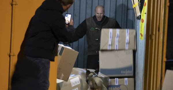 Publiek met neus bovenop training politiehonden in Haarle: 'Echt een avondje uit' - Tubantia