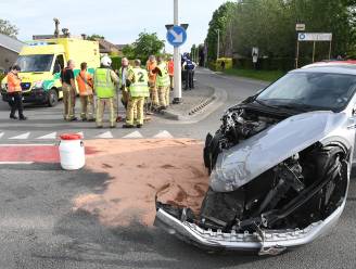 Twee bestuurders naar ziekenhuis na zware klap op kruispunt in Poperinge