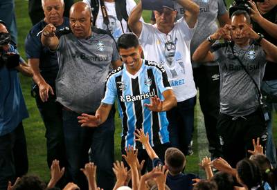 Kijk je mee, Ronaldo? Suarez past voor Saudisch geld en wordt bij nieuwe club als held onthaald