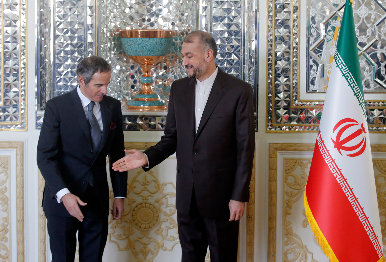 Iraans minister van Buitenlandse Zaken Hossein Amir-Abdollahian (r.) begroet Rafael Grossi, hoofd van het Internationaal Atoomenergieagentschap, in Teheran. Beeld EPA