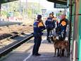 Jongeren gooien met verkeersbord en nadarhek aan station, burgemeester onderzoekt plaatsverbod 