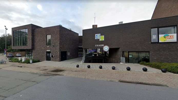 Jeugdcentrum De Kazerne langs de Leide in Halle.